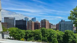 Γενική άποψη της πόλης White Plains ή θέα της πόλης από  αυτό το δωμάτιο σε οικογενειακή κατοικία