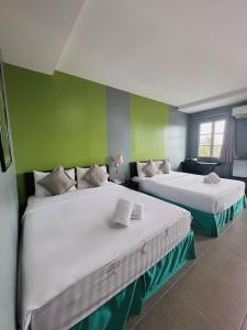 Postel nebo postele na pokoji v ubytování Metroinn Hotel