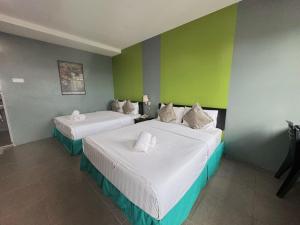 Postel nebo postele na pokoji v ubytování Metroinn Hotel