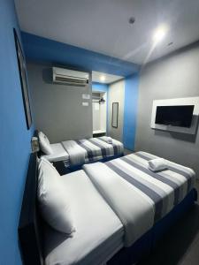 Postel nebo postele na pokoji v ubytování Metroinn Hotel