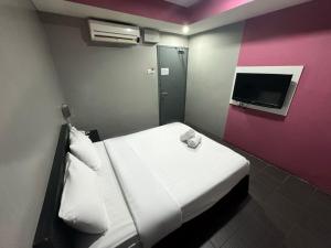 Postel nebo postele na pokoji v ubytování Metroinn Hotel