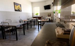 Reštaurácia alebo iné gastronomické zariadenie v ubytovaní Noclegi GALESZ