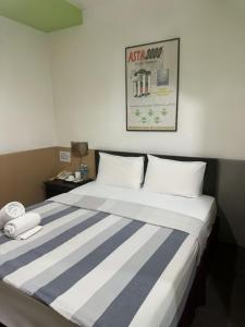 Postel nebo postele na pokoji v ubytování Metroinn Hotel