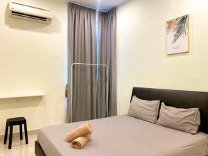 Кровать или кровати в номере Modern COZY SINGLE STOREY HOUSE ```` ALMA JUSCO BM