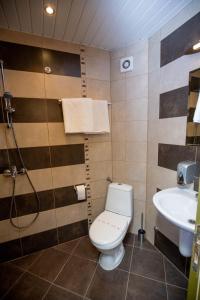 Koupelna v ubytování Formula 1 Motel + 37 fotografií