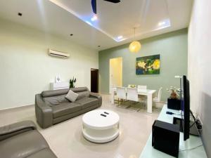 Гостиная зона в Modern COZY SINGLE STOREY HOUSE ```` ALMA JUSCO BM