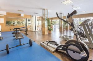 einen Fitnessraum mit Laufbändern und einem Laufband in der Unterkunft Private 2 Bedroom Flat in VIME La Reserva de Marbella in Sitio de Calahonda