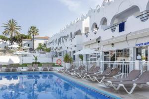 ein Hotel mit Stühlen und einem Pool in der Unterkunft Private 2 Bedroom Flat in VIME La Reserva de Marbella in Sitio de Calahonda