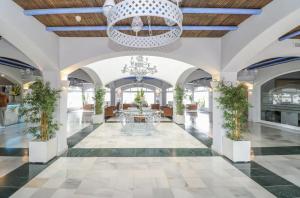 eine Lobby eines Hotels mit einem Kronleuchter in der Unterkunft Private 2 Bedroom Flat in VIME La Reserva de Marbella in Sitio de Calahonda + 60 Fotos