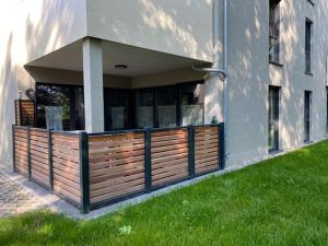a building with a wooden fence in front of it at Sonnenbergs Quartier in Erbach