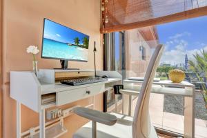an office with a desk with a computer and a chair at La Torre del Mar, rincón del Atlántico Lajares- Origomare - Remote work in Lajares