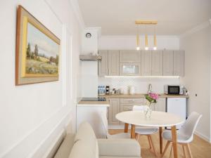 a kitchen and dining room with a table and chairs at Mieszkanie Central Park in Ciechanów
