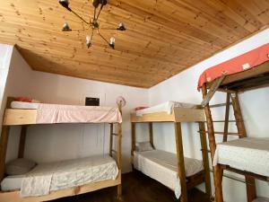 A bed or beds in a room at Shotgun Hostel & Guesthouse