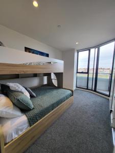 Ένα ή περισσότερα κρεβάτια σε δωμάτιο στο Contemporary Comfort