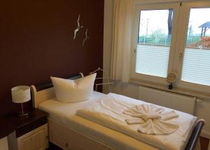 Postel nebo postele na pokoji v ubytování Ferienhaus Boddenhus + 3 fotografie