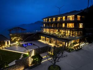 永州在云端酒店的一座建筑,在晚上有灯
