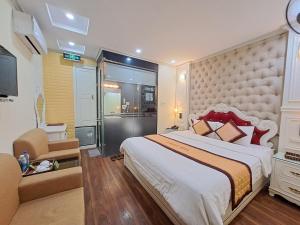 Postel nebo postele na pokoji v ubytování Kawasaki Noi Bai Airport Hotel