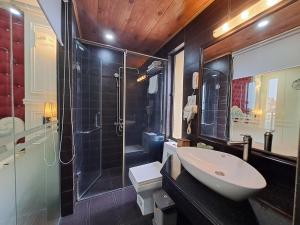 Koupelna v ubytování Kawasaki Noi Bai Airport Hotel + 37 fotografií