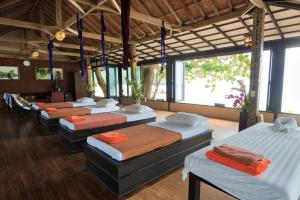 Ein Bett oder Betten in einem Zimmer der Unterkunft Anda Lanta Resort