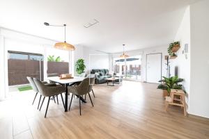 an open living room with a table and chairs at Villa Bienvida luxury and well-being by OYOOSTAYS in Orihuela