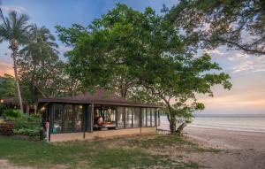 ein kleines Haus am Strand mit einem Baum in der Unterkunft Anda Lanta Resort in Ko Lanta
