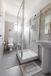 Un baño con ducha, inodoro y lavabo. en SPECIAL OFFER -50 Percent OFF - Ayia Napa Square - Sleep 7, en Ayia Napa