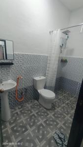 a bathroom with a toilet and a sink at Nour homestay Rumah B in Kaki Bukit