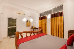 Postel nebo postele na pokoji v ubytování Ayurvedic Lanka Wellness Hotel