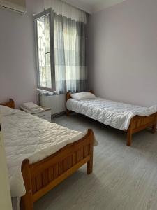Un dormitorio con dos camas y una ventana. en Bursa central house, en Bursa