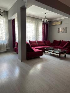 Una sala de estar con un sofá rojo y una mesa. en Bursa central house, en Bursa 1 foto más