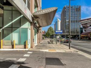 een lege straat in een stad met gebouwen bij Swainson at Embassy in Adelaide