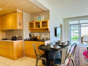 Una cocina con una mesa y sillas en una habitación. en Atlantik Sicht Unit 1, en Swakopmund