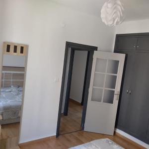 une chambre avec deux portes et une chambre avec un lit dans l'établissement Apartamento ESPERANZA DE LA YEDRA, à Jerez de la Frontera