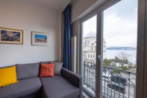 Posezení v ubytování Trendy Waterfront Apt with a Striking View + 32 fotografií
