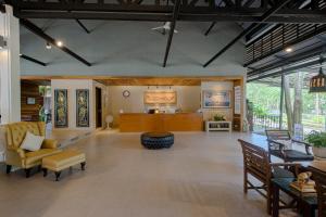 Ein Sitzbereich in der Unterkunft Anda Lanta Resort
