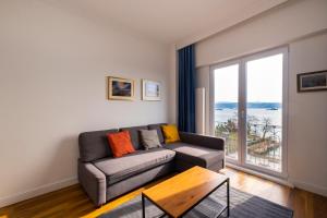 Posezení v ubytování Trendy Waterfront Apt with a Striking View