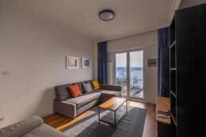 Posezení v ubytování Trendy Waterfront Apt with a Striking View