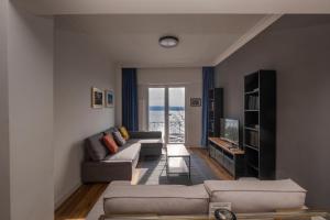 Posezení v ubytování Trendy Waterfront Apt with a Striking View