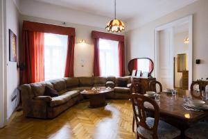 Posedenie v ubytovaní East Private Rooms