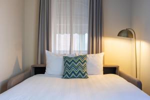 Postel nebo postele na pokoji v ubytování Leonardo Hotel Breda City Center