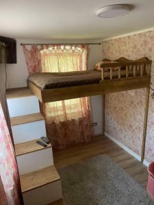 克莱佩达Senamiesčio butas的一间位于小房子内的卧室,配有双层床