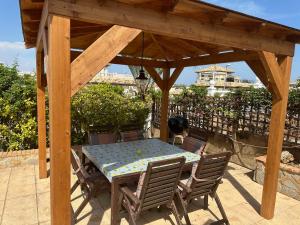 Balkón alebo terasa v ubytovaní Casa Lilly-Rose, a beautiful 3 bedroom detached villa a short walk to the Villamartin Plaza & Golf course