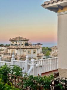 Balkón alebo terasa v ubytovaní Casa Lilly-Rose, a beautiful 3 bedroom detached villa a short walk to the Villamartin Plaza & Golf course