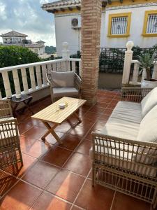 Balkón alebo terasa v ubytovaní Casa Lilly-Rose, a beautiful 3 bedroom detached villa a short walk to the Villamartin Plaza & Golf course