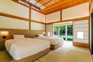 Ένα ή περισσότερα κρεβάτια σε δωμάτιο στο 森のオーベルジュ 三 みつ - 旧 森厚真hotel CHUPKI - +40 φωτογραφίες