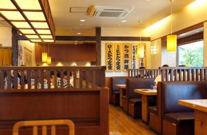 a restaurant with chairs and tables and a bar at Toritonear401-SapporoLocalStory-W-beds2&S-beds2 "無料駐車場付" in Toyohira