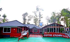 Coffee Crown Homestay - 1KM Falls, Home Food & Coffee Estate内部或周边的泳池