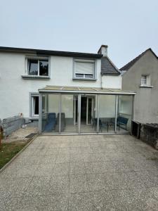 an extension to a white house with glass doors at Ty Ar Pesketour in Penmarch