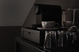 a counter with two cups and a coffee maker at Ben Hogan Lodge in Owingen