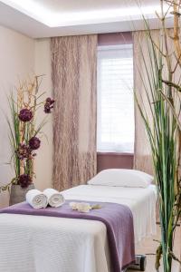 Una cama o camas en una habitación de Revital Resort Aspach